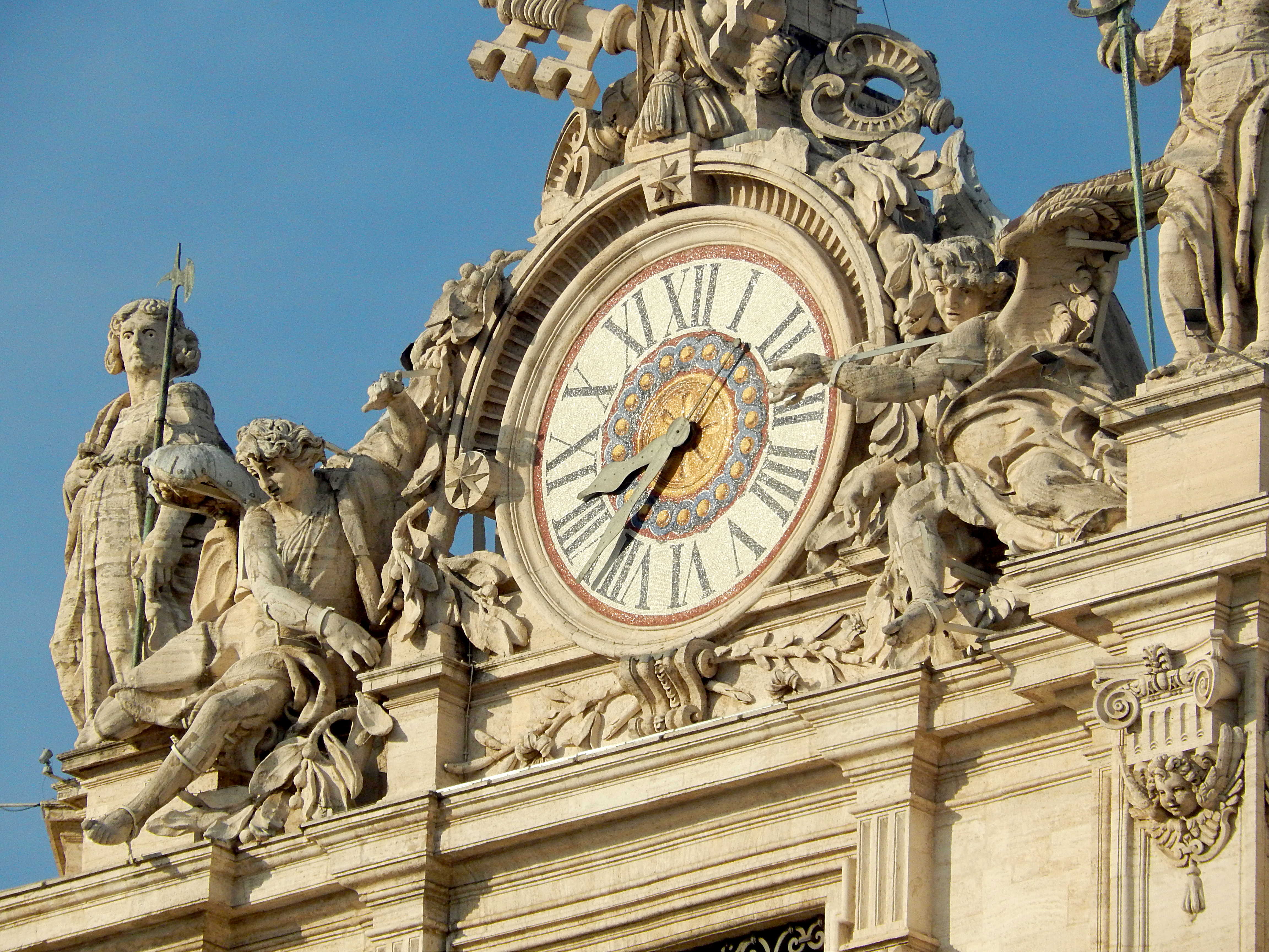 Uhr auf der Fassade von St. Peter